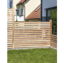 Holzzaun im Garten mit horizontalen Brettern