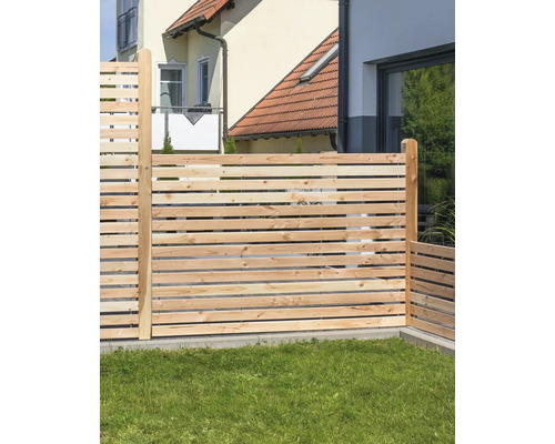 Clôture en bois dans le jardin avec des planches horizontales