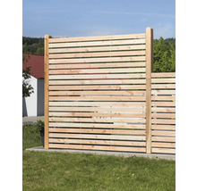 Holzsichtschutzzaun mit horizontalen Latten im Garten