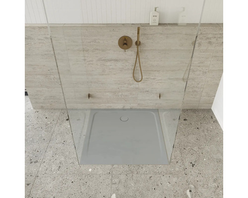 Douche de plain-pied avec receveur, robinetterie et paroi en verre