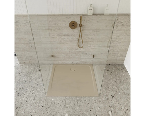 Douche à l''italienne avec receveur, robinetterie de douche et pommeau de douche.