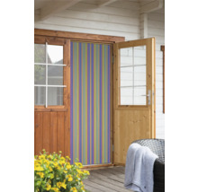 Porte à franges avec rayures colorées pour la protection contre les insectes sur une maison.