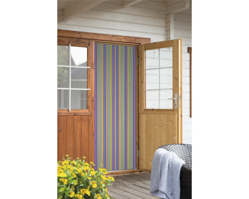 Porte à franges avec rayures colorées pour la protection contre les insectes sur une maison.