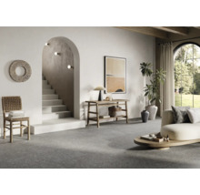 Heller Raum mit Treppe, Sitzgelegenheit, Tisch und Dekorationen