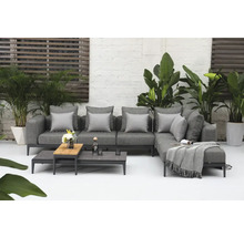 Ensemble de salon de jardin gris avec table basse et décoration sur une terrasse