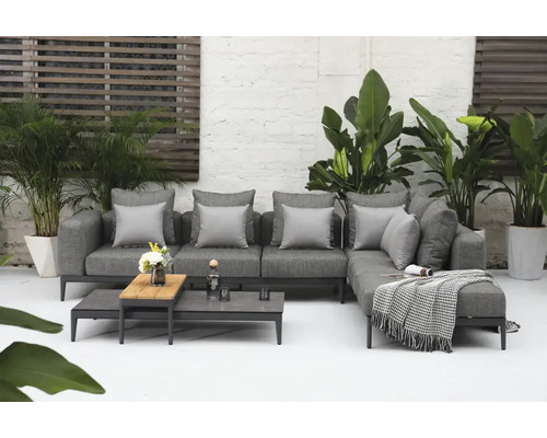 Ensemble de salon de jardin gris avec table basse et décoration sur une terrasse