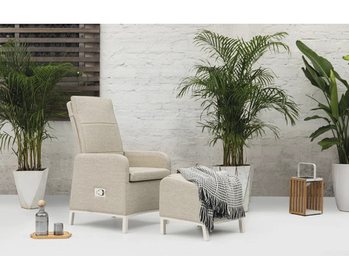 Beige Relaxliege mit Fußhocker in einem hellen Raum