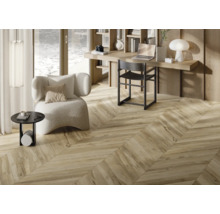 Innenraum mit Holzboden in Fischgrätmuster, Schreibtisch und Sessel