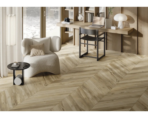 Innenraum mit Holzboden in Fischgrätmuster, Schreibtisch und Sessel