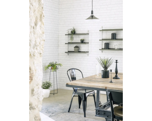 Heller Essbereich mit Holztisch, Metallstühlen und Wandregalen