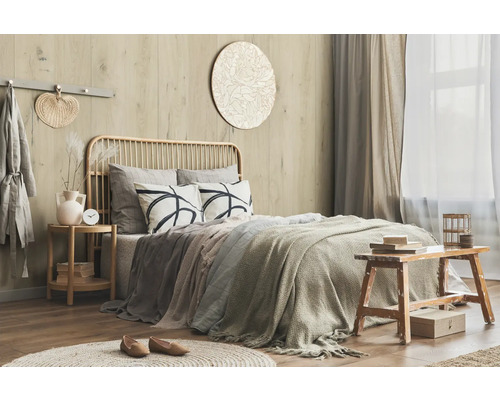 Schlafzimmer mit Bett, Nachttisch und dekorativen Elementen in warmen Farbtönen für eine gemütliche Atmosphäre.