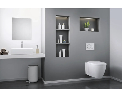 Modernes Badezimmer mit Waschtisch, Spiegel, Wandtoilette und Regalen