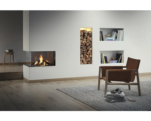 Wohnzimmer mit Kamin, Holzscheitregal und Leseecke