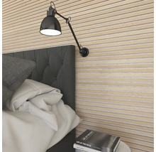 Chambre à coucher avec panneaux muraux, table de chevet et applique murale réglable