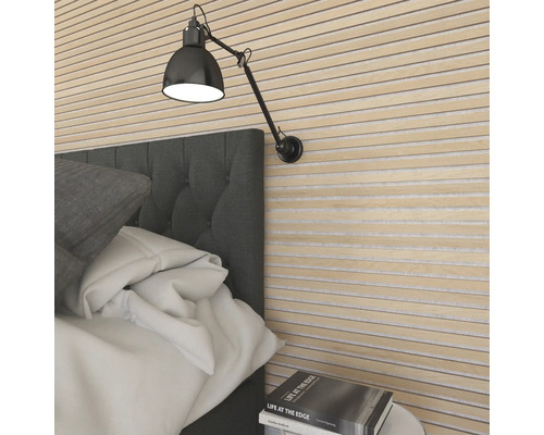 Chambre à coucher avec panneaux muraux, table de chevet et applique murale réglable