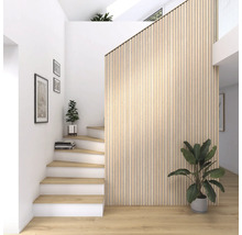 Cage d''escalier avec lambris en bois, escalier et décoration