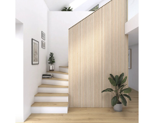 Cage d''escalier avec lambris en bois, escalier et décoration