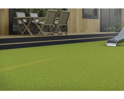 Extérieur avec gazon synthétique vert, terrasse et mobilier de jardin.