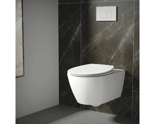 Wandhängendes WC mit Betätigungsplatte vor dunkler Marmorwand
