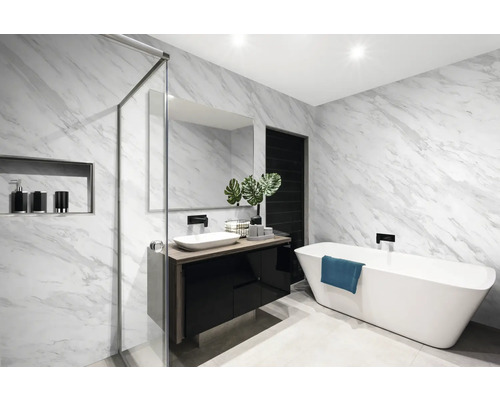 Modernes Badezimmer mit Marmorwänden, Dusche und Badewanne.