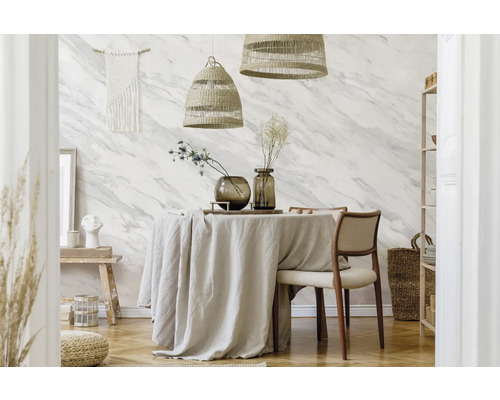 Heller Speiseraum mit Esstisch, Stühlen und geflochtenen Pendelleuchten für eine einladende Atmosphäre.