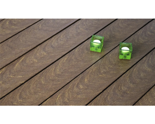 Lames de terrasse en bois avec deux bougeoirs chauffe-plat