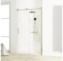Salle de bains moderne avec cabine de douche à porte coulissante et robinet de douche.