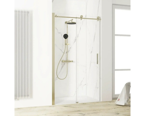 Porte battante dans une niche avec porte coulissante/à glissière SCHULTE MasterClass 140 x 200 cm profilé or verre transparent tirant droite Douche à l''italienne avec porte coulissante, robinetterie de douche et radiateur dans une salle de bains lumineuse