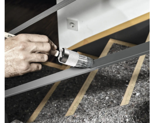 Peindre une balustrade avec un pinceau.