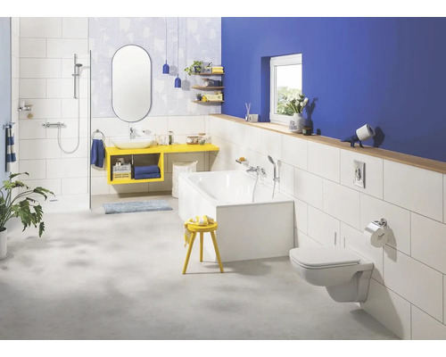 Salle de bain lumineuse avec baignoire, lavabo, toilettes et douche