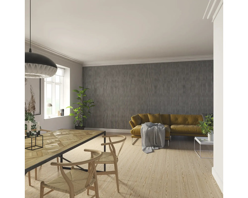 Wohnzimmer mit Esstisch, Stühlen, Sofa und Wandpaneelen