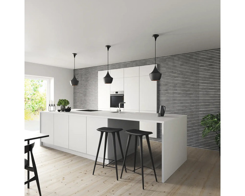 Moderne Küche mit Kücheninsel, Barhockern und Pendelleuchten für eine helle und organisierte Atmosphäre.