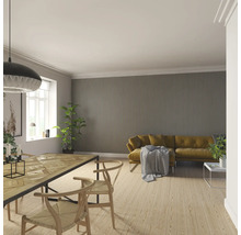 Wohnzimmer mit Holzwandpaneelen, Esstisch, Stühlen und Sofa