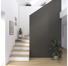 Heller Eingangsbereich mit Treppe, Holzfußboden und Akustikpaneelen an der Wand.