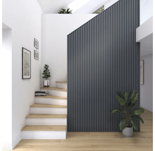 Heller Raum mit Treppe, Holzstufen und einer Akzentwand aus Holzpaneelen