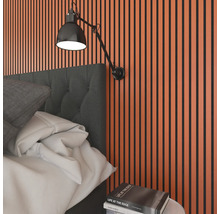 Schlafzimmer mit Wandpaneelen, Bett und Lampe