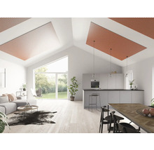 Wohnzimmer mit Akustikpaneelen an der Decke, heller Einrichtung und viel Tageslicht