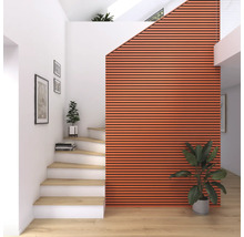 Heller Eingangsbereich mit Treppe und Akustikpaneelen an der Wand