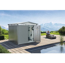 Metallgartenhaus mit geöffneter Tür und Werkzeugen an der Türinnenseite auf einer Holzterrasse neben einem Pool