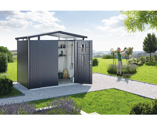 Garten Szene mit Geräteschuppen, Gartengeräten und einer Frau bei der Gartenarbeit.