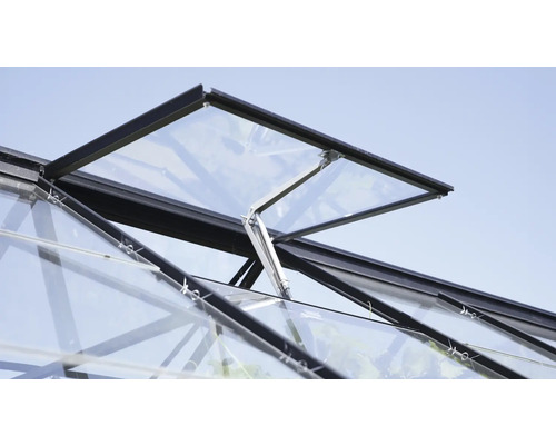 Detailansicht eines Gewächshausfensters mit Öffnungsmechanismus.