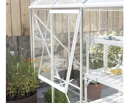 Serre avec fenêtre ouverte et étagères