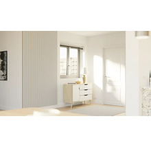 Pièce lumineuse avec commode, fenêtre et porte