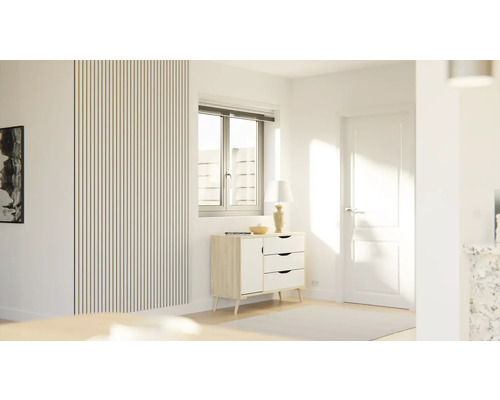 Pièce lumineuse avec commode, fenêtre et porte