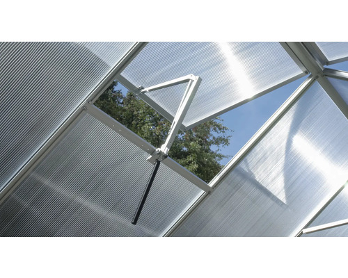 Geöffnetes Dachfenster eines Gewächshauses mit silberfarbenem Rahmen