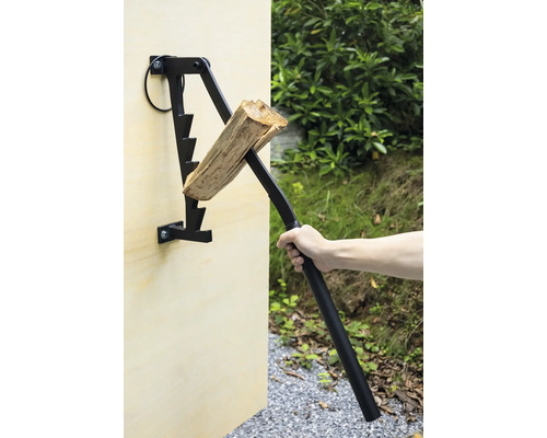 Holzspalter mit Holzscheit und Hand