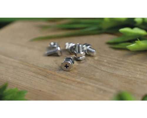 Plusieurs vis sur une table en bois