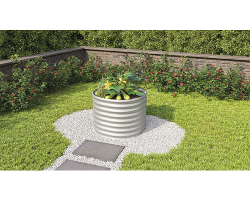 Jardinière surélevée en métal dans le jardin avec plantation