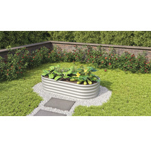 Hochbeet aus Metall im Garten mit Bepflanzung
