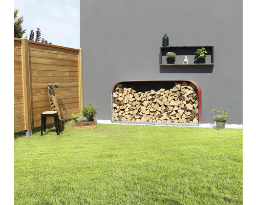 Außenaufnahme eines Gartens mit Holzschuppen, Holzwand und Dekoration